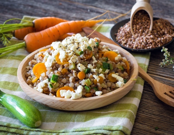 Не по-купечески и не с подливой: нашла способ готовить гречку с творогом и сыром — семья забыла, что существуют другие гарниры