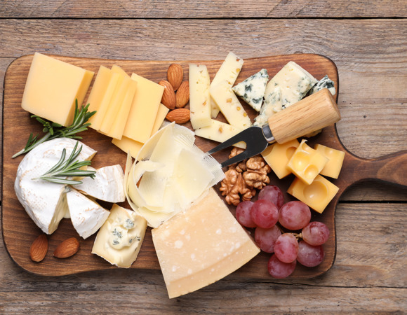 Не отличишь от ресторана: как быстро собрать идеальную сырную тарелку и удивить гостей