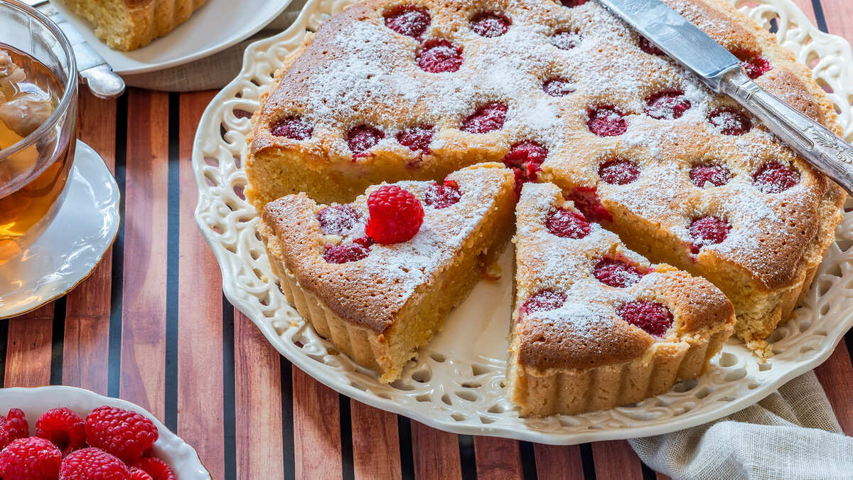 Пирог с миндальным франжипаном и малиной — простой рецепт от шеф-повара Пирог с миндальным франжипаном и малиной — простой рецепт от шеф-повара