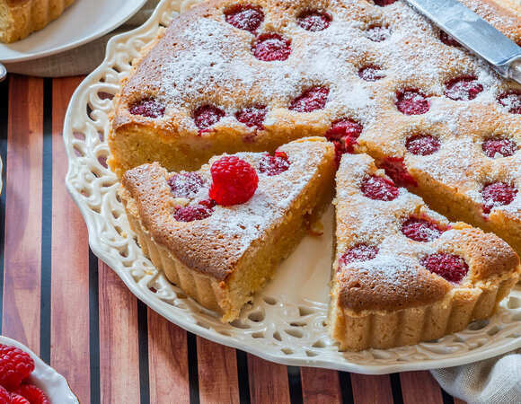 Пирог с миндальным франжипаном и малиной — простой рецепт от шеф-повара