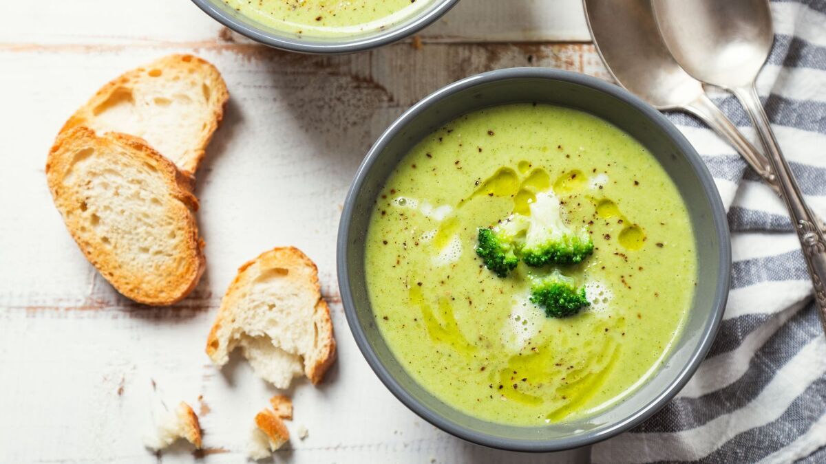 Ломала голову, как накормить детей брокколи, пока не приготовила этот суп: теперь подруги умоляют поделиться рецептом