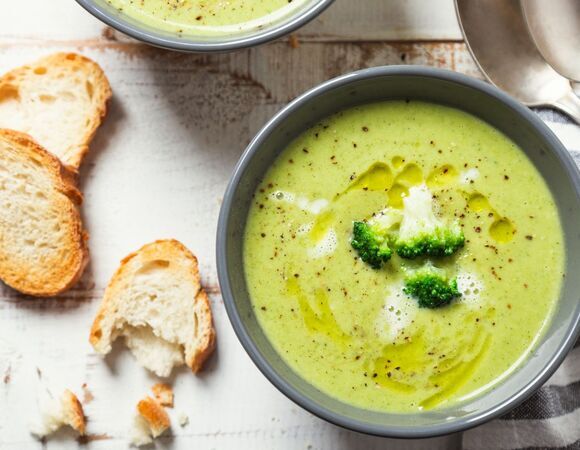 Ломала голову, как накормить детей брокколи, пока не приготовила этот суп: теперь подруги умоляют поделиться рецептом