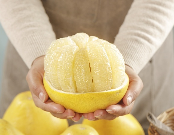 Не "жиросжигатель", но мощный цитрус: в Роскачестве подсказали, чем полезно помело