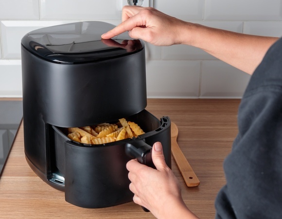 Держала не в том месте и чуть не устроила пожар: эту ошибку с аэрогрилем многие совершают при каждом использовании