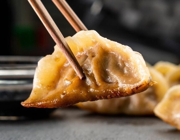 Готовлюсь к китайскому Новому году и учусь делать традиционные цзяоцзы: с рецептом от "Едим Дома" проще, чем кажется