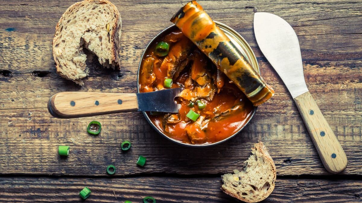 Беру копеечную кильку в томате и готовлю бюджетный и безумно вкусный салат — идеальный ужин Беру копеечную кильку в томате и готовлю бюджетный и безумно вкусный салат — идеальный ужин