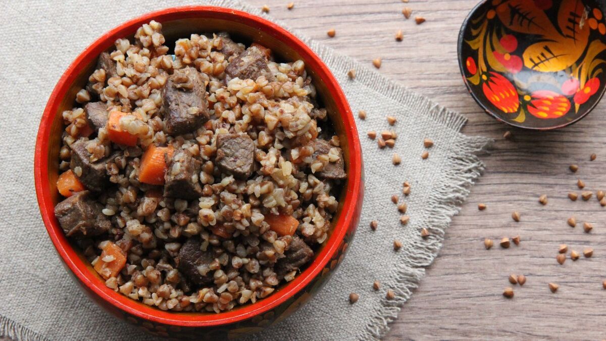 Когда мне лень готовить, я делаю эту бомбическую гречку по-купечески на одной сковороде: всего 4 ингредиента