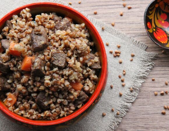 Когда мне лень готовить, я делаю эту бомбическую гречку по-купечески на одной сковороде: всего 4 ингредиента