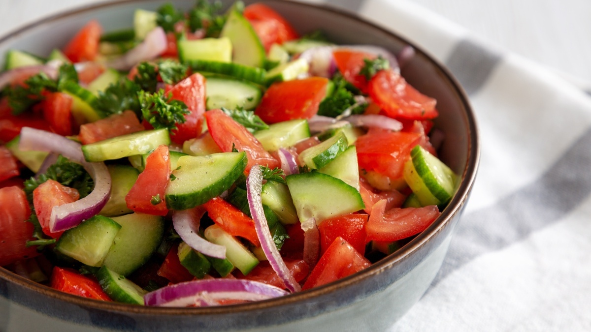 Салат "утонул" в соке? Шеф-повар объяснила, как не допустить такого впредь: 4 правила