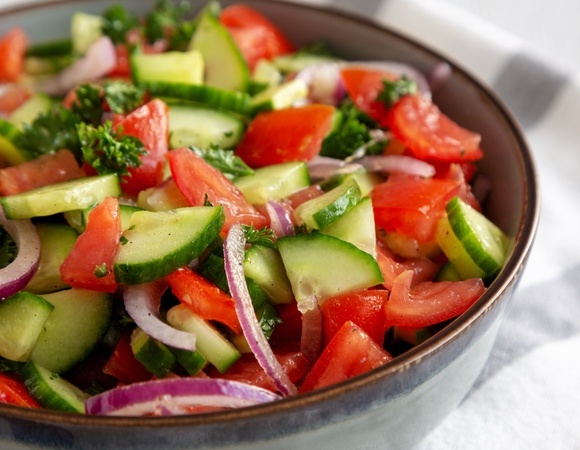 Салат "утонул" в соке? Шеф-повар объяснила, как не допустить такого впредь: 4 правила