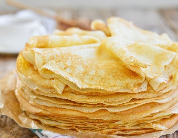 У тонких блинов есть секрет: шеф-повар объяснила, как замешивать тесто и правильно жарить