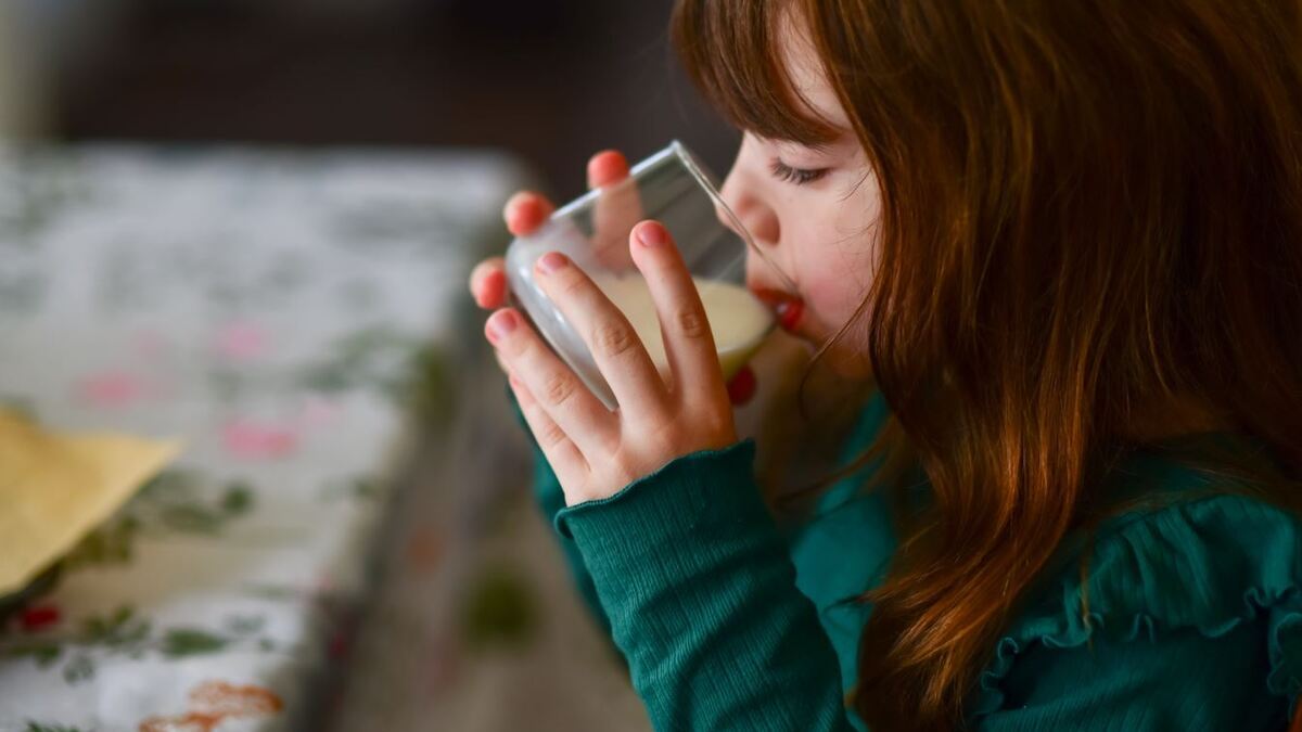 "Ложку за маму, за папу": как детские привычки до сих пор диктуют, что и когда есть — тест психолога