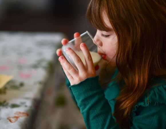 "Ложку за маму, за папу": как детские привычки до сих пор диктуют, что и когда есть — тест психолога