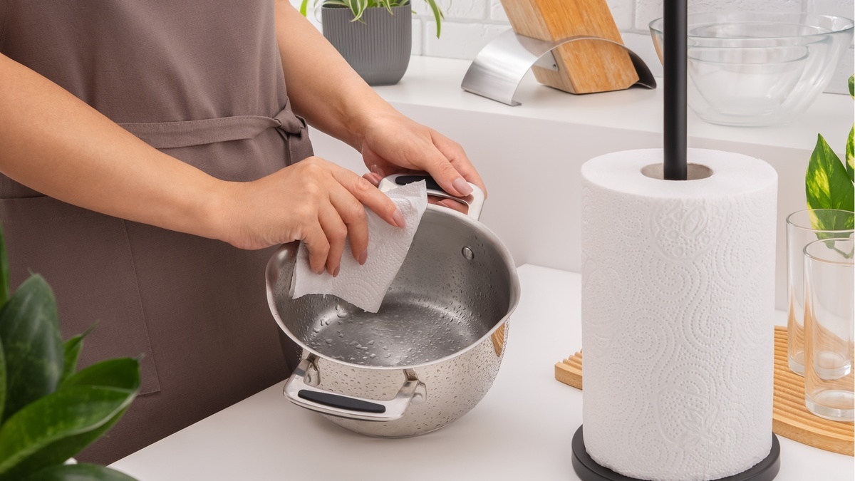 Даже не думайте использовать бумажные полотенца для всего подряд — портят самое дорогое на кухне 