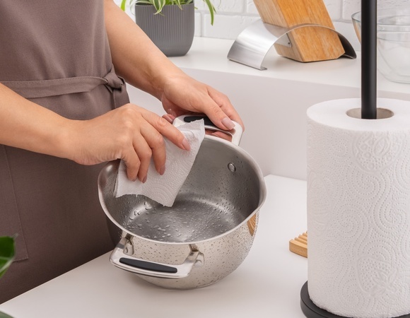 Даже не думайте использовать бумажные полотенца для всего подряд — портят самое дорогое на кухне 