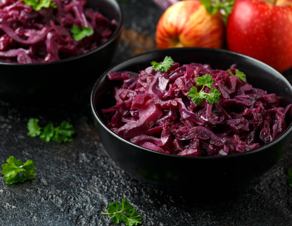 Фиолетовый восторг: необычный рецепт тушеной капусты с яблоками, которая покорит домашних