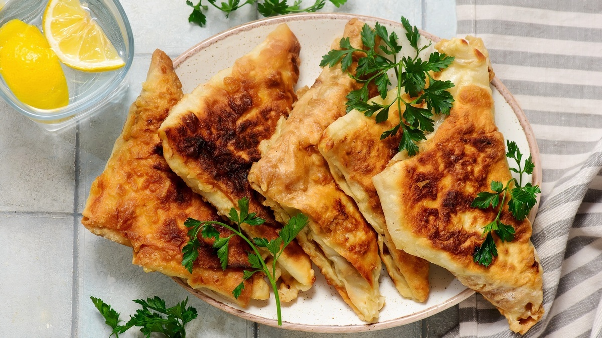 Ленивые чебуреки вкуснее, чем классические: знала бы раньше, не мучилась бы с тестом 