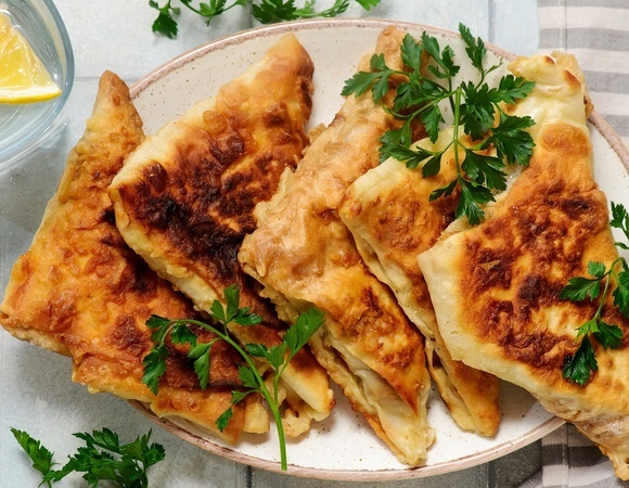 Ленивые чебуреки вкуснее, чем классические: знала бы раньше, не мучилась бы с тестом 