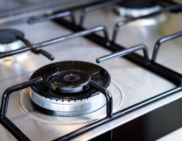 Сделаете только хуже: эксперт дала совет, как очистить газовые конфорки от нагара 