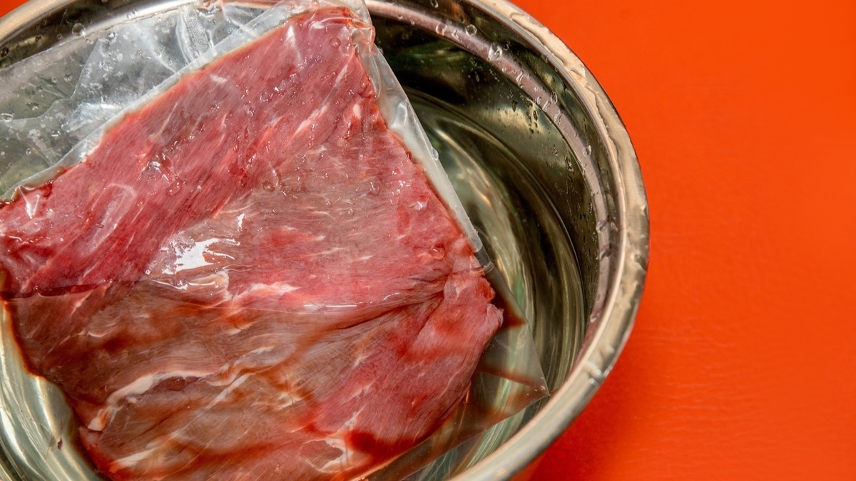 Стало известно, почему нельзя размораживать мясо в горячей воде