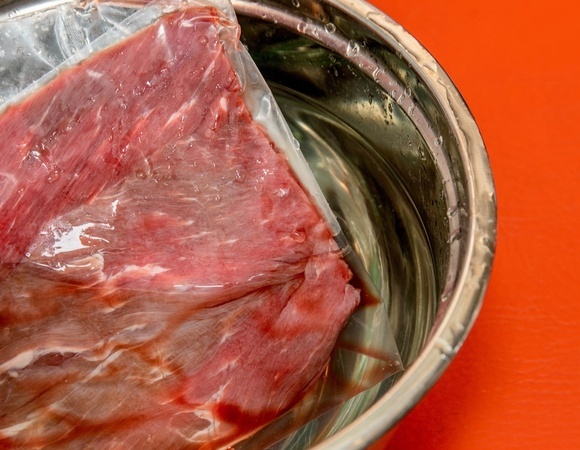 Стало известно, почему нельзя размораживать мясо в горячей воде