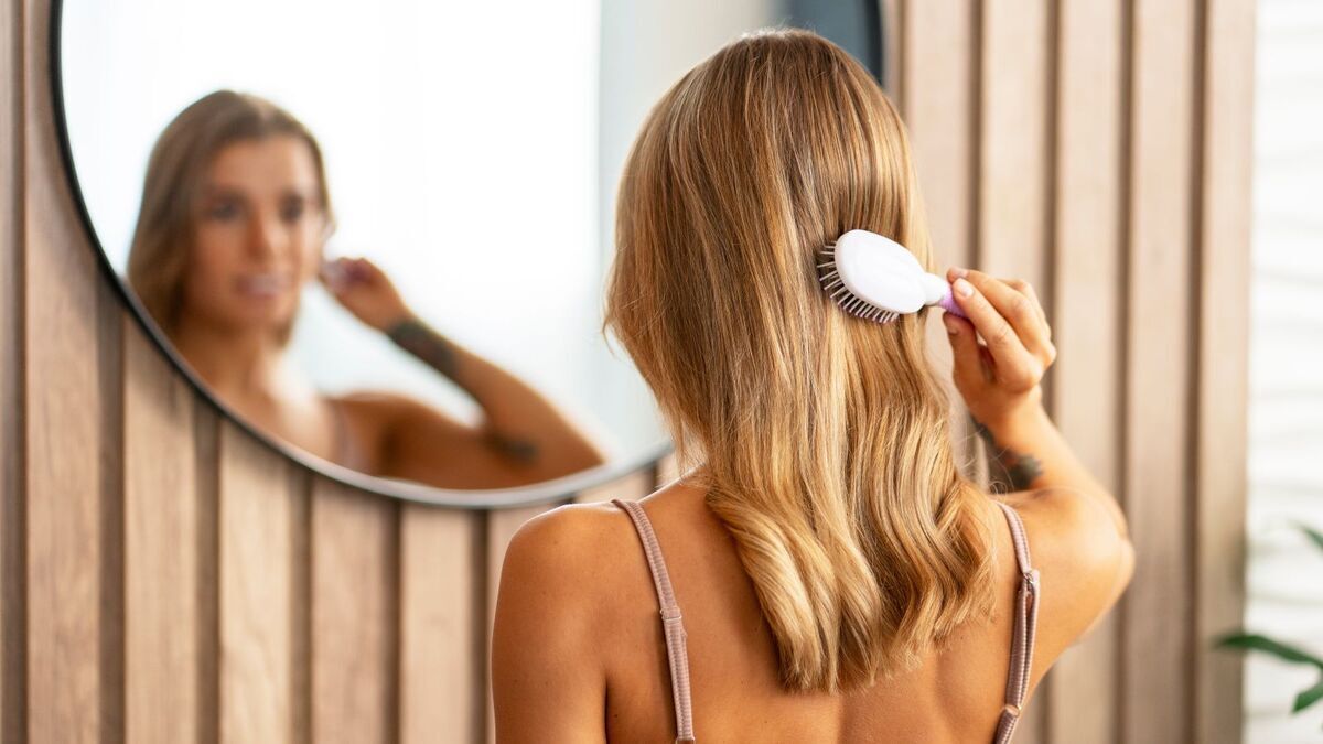 Волосы ломкие, кожа головы зудит и шелушится: влияют ли шапки и частое мытье на качество шевелюры