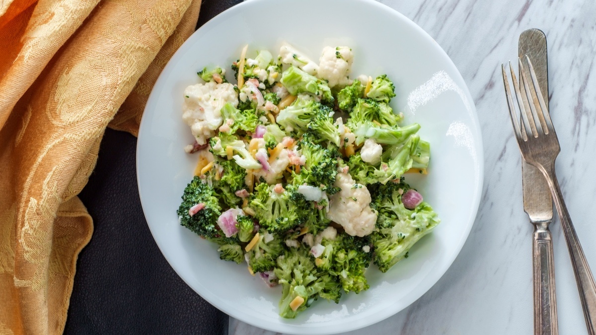 Беру брокколи и куриную грудку — выходит диетический салатик, от которого за уши не оттащишь Беру брокколи и куриную грудку — выходит диетический салатик, от которого за уши не оттащишь