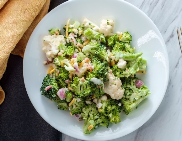 Беру брокколи и куриную грудку — выходит диетический  салатик, от которого за уши не оттащишь