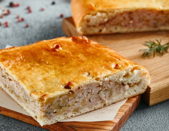 Кефир да фарш — вот и ужин готов: простой мясной пирог получился с первого раза, ведь в нем нет дрожжей 