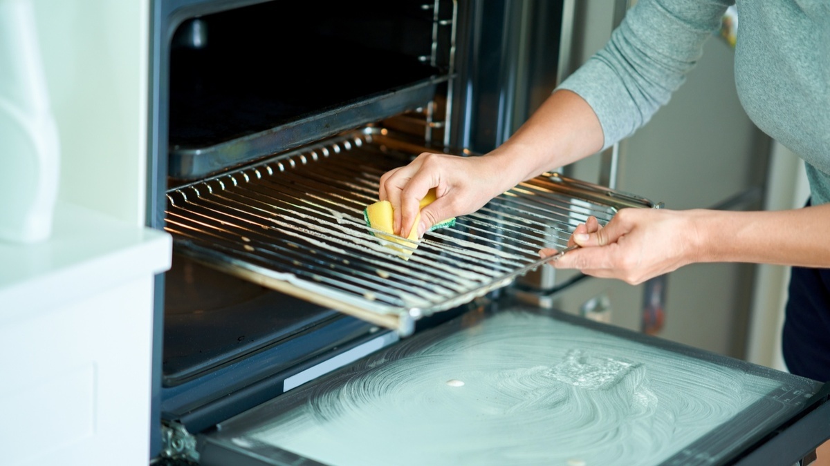 Как отмыть духовку без скребков и едкой "химии": клинеры предложили самый простой способ Как отмыть духовку без скребков и едкой "химии": клинеры предложили самый простой способ