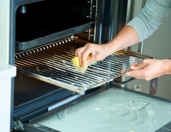 Как отмыть духовку без скребков и едкой "химии": клинеры предложили самый простой способ