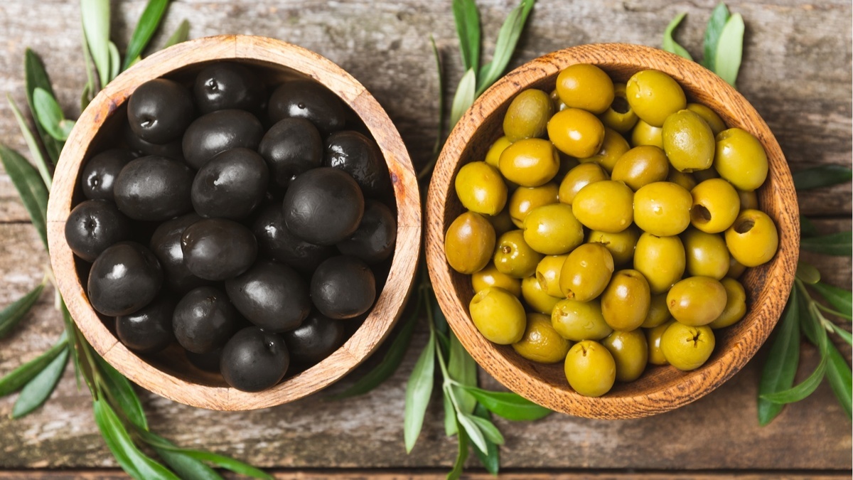 Маслины и оливки — одно и то же? Эксперт "Едим Дома" объяснил, что выбирать для салата, пиццы и коктейлей