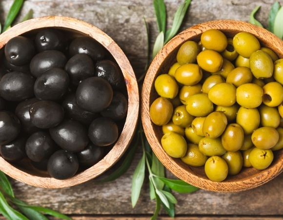 Маслины и оливки — одно и то же? Эксперт "Едим Дома" объяснил, что выбирать для салата, пиццы и коктейлей
