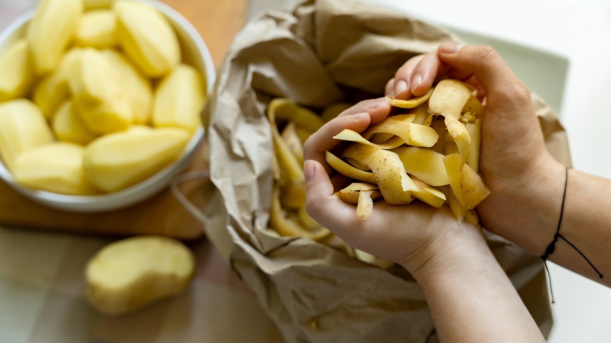 Лучшее безжалостно выбрасывается: почему многие не умеют чистить картофель, яблоки и киви
