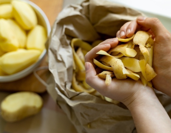 Лучшее безжалостно выбрасывается: почему многие не умеют чистить картофель, яблоки и киви