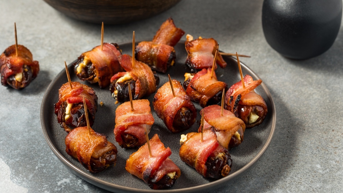 Решила финики завернуть в бекон — гости сказали, что эти продукты были созданы друг для друга 