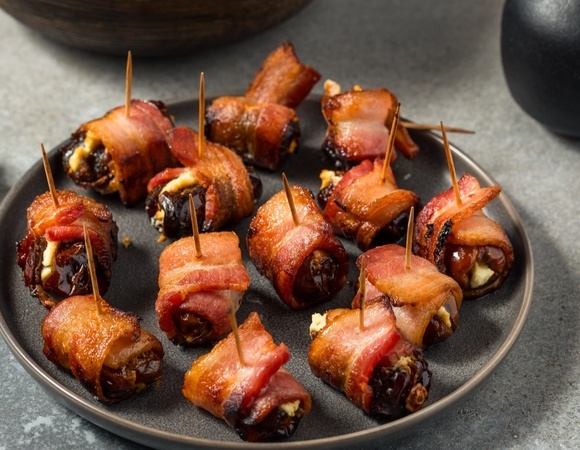 Решила финики завернуть в бекон — гости сказали, что эти продукты были созданы друг для друга