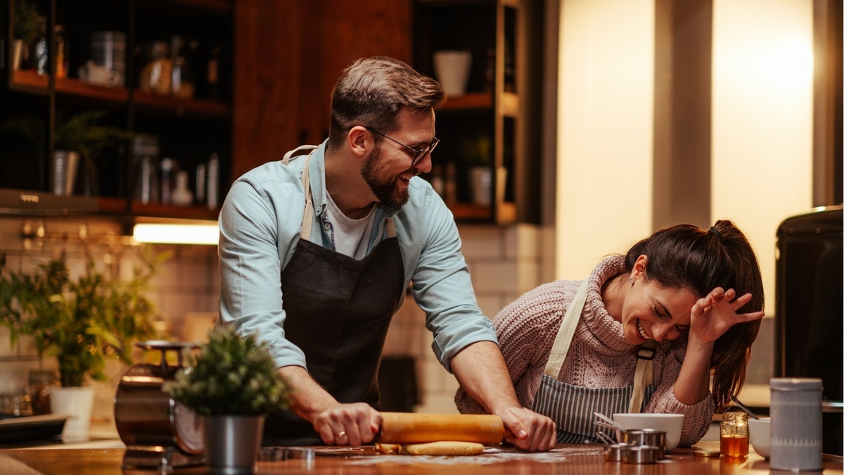 Свидание у плиты: психолог объяснила, как совместная готовка спасает отношения