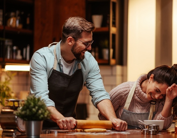 Свидание у плиты: психолог объяснила, как совместная готовка спасает отношения