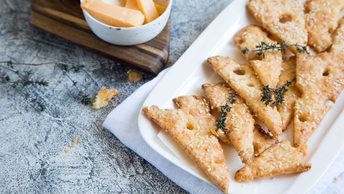 Когда жду гостей, а готовить некогда, выручают эти сырные палочки: быстро, вкусно и идеально для большой компании