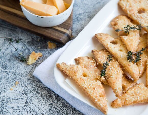 Когда жду гостей, а готовить некогда, выручают эти сырные палочки: быстро, вкусно и идеально для большой компании