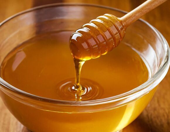 Всю жизнь лечилась медом от простуд, а потом узнала, что обманывалась: медик раскрыл, почему это бесполезно