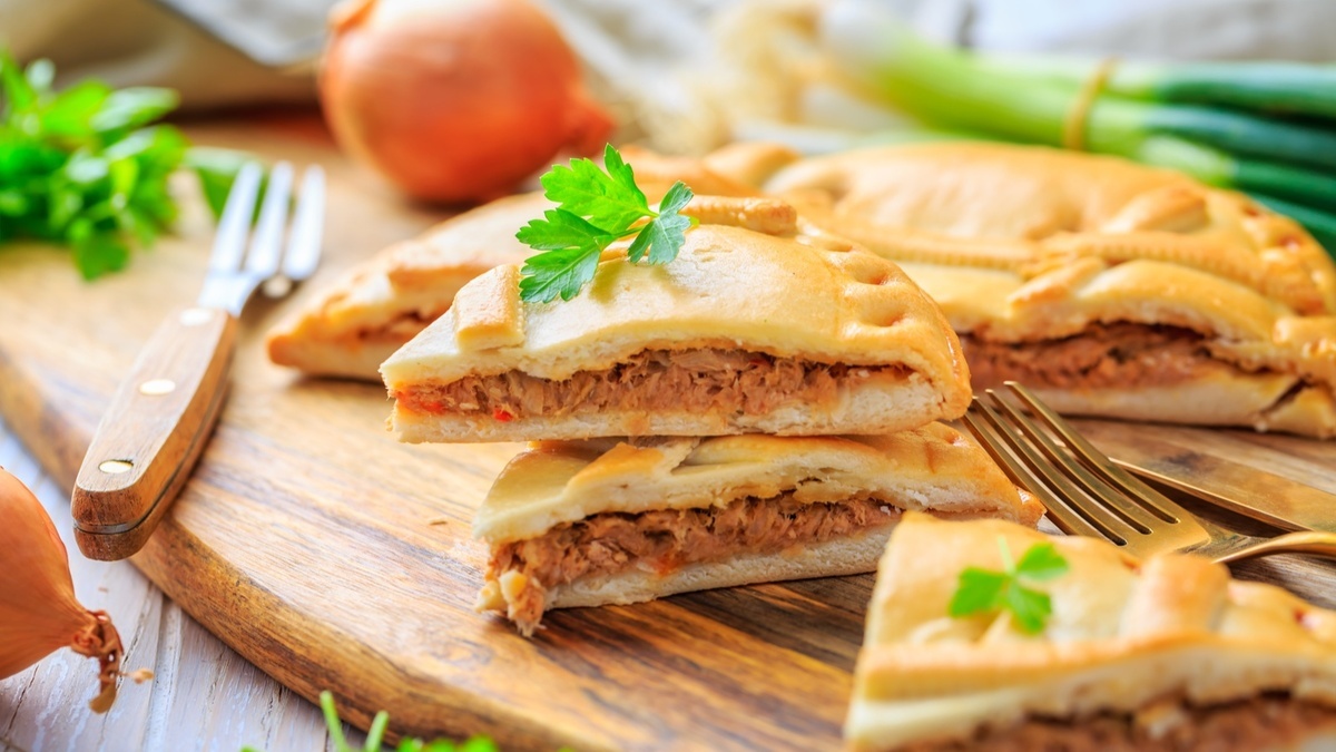 Смешиваю яйца, сметану и банку тунца — через 40 минут на столе заливной пирог: рецепт "пережил перестройку и дефолт"