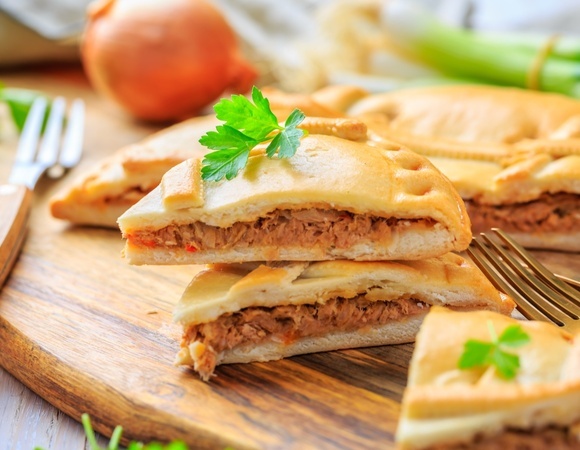 Смешиваю яйца, сметану и банку тунца — через 40 минут на столе заливной пирог: рецепт "пережил перестройку и дефолт"