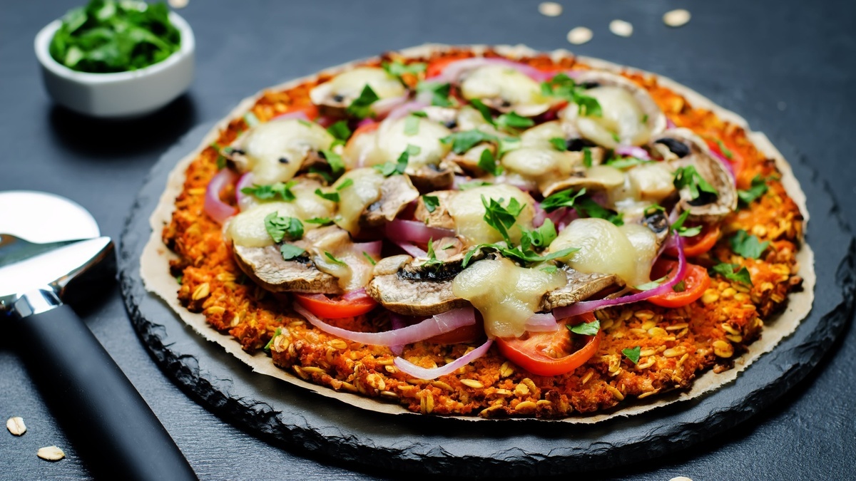 Стейк и макароны вместо теста: шеф Павел Шолохов предложил 3 неожиданные версии пиццы