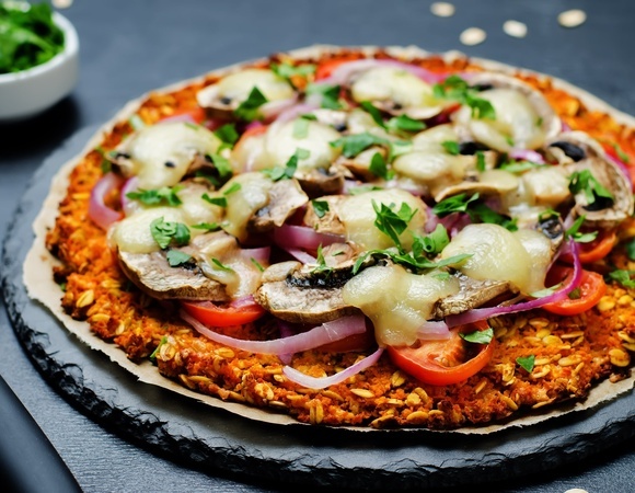 Стейк и макароны вместо теста: шеф Павел Шолохов предложил 3 неожиданные версии пиццы