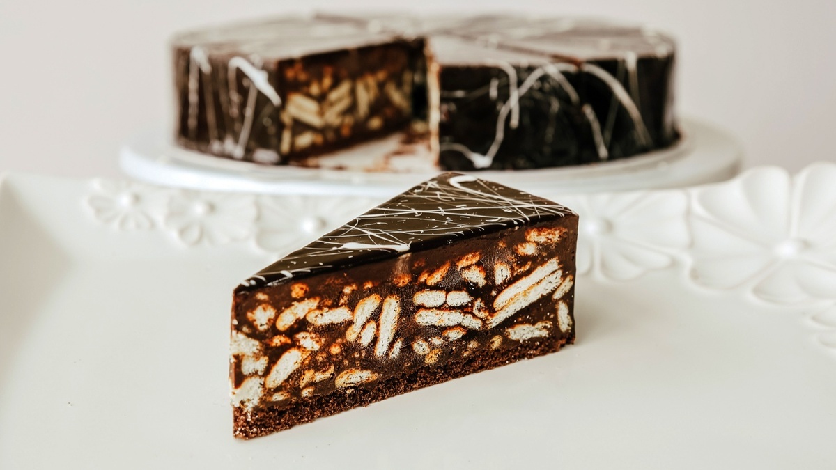 Раскрыт рецепт любимого шоколадного торта королевы Елизаветы II: готовится из 4 ингредиентов и без духовки 