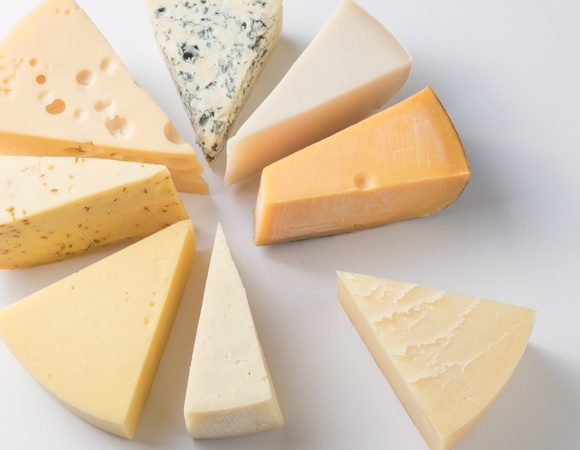 Сыр или "сырный продукт"? Диетолог объяснила, как не купить поддельную молочку в магазине