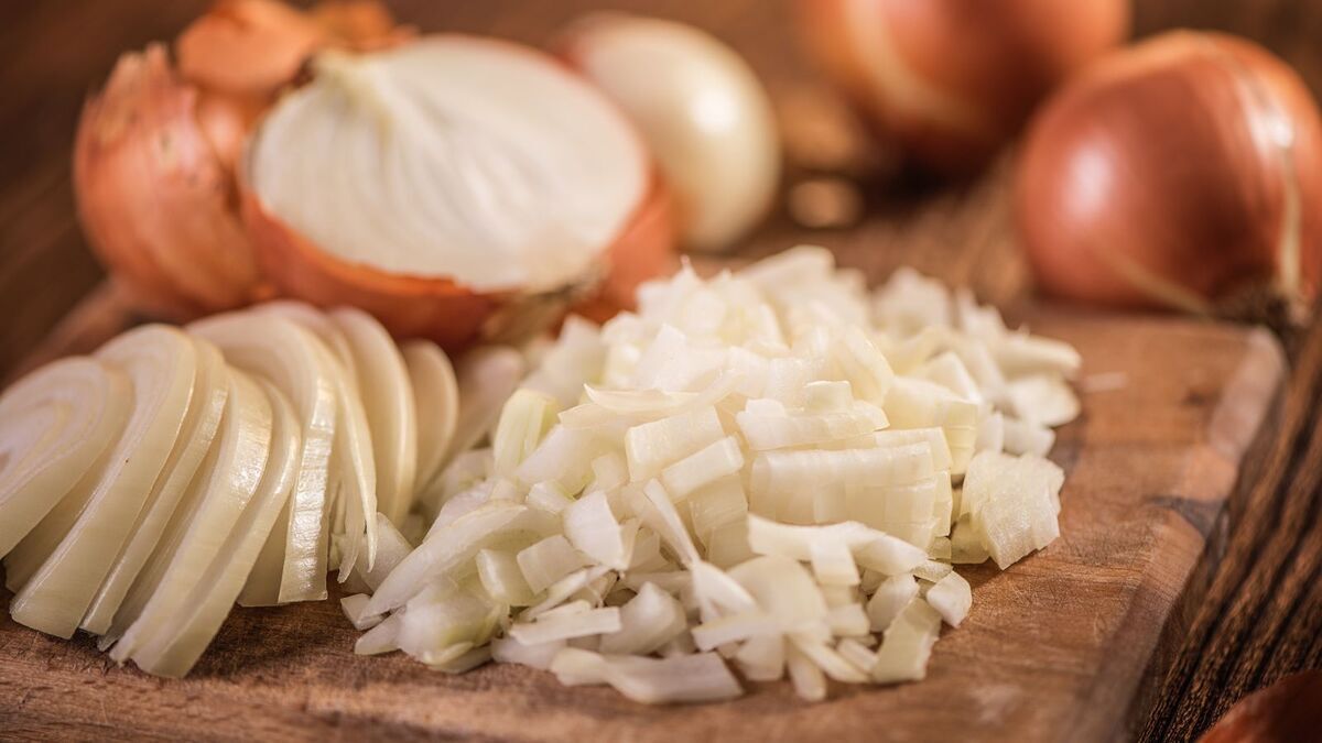 Эксперты программы "Живая еда" раскрыли, что будет, если капать в нос луковый сок от простуды 