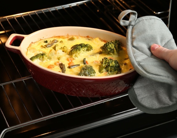 Эту посуду нельзя ставить в духовку, заявили эксперты: одна ошибка может закончиться пожаром